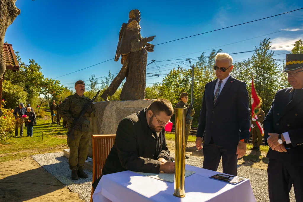 na terenie powiatu skierniewickiego uroczyste odsloniecie pomnika reymonta w lipcach reymontowskich 36 z 58