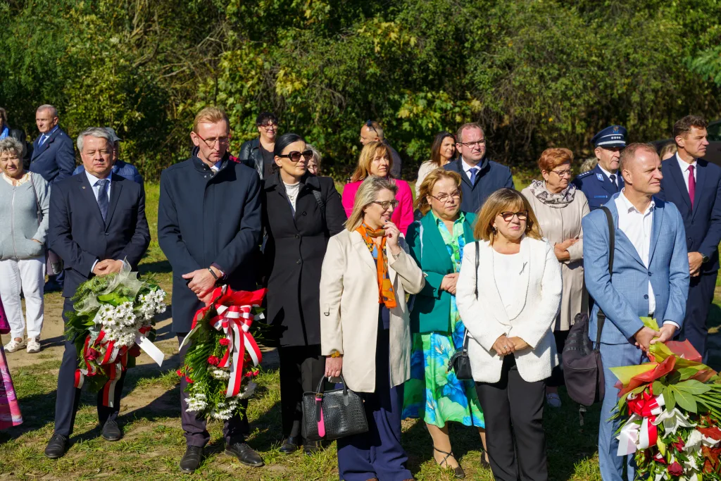 na terenie powiatu skierniewickiego uroczyste odsloniecie pomnika reymonta w lipcach reymontowskich 45 z 58