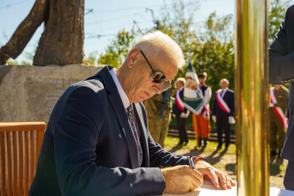 Pomnik Reymonta odsłonięty w Lipcach – zdjęcia z wydarzenia 33 na terenie powiatu skierniewickiego uroczyste odsloniecie pomnika reymonta w lipcach reymontowskich 48 z 58