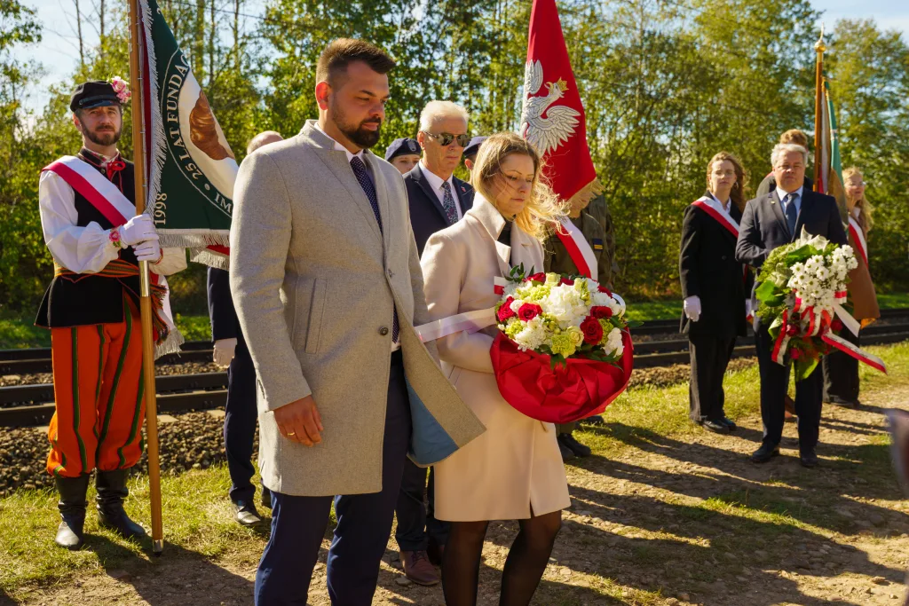 na terenie powiatu skierniewickiego uroczyste odsloniecie pomnika reymonta w lipcach reymontowskich 54 z 58