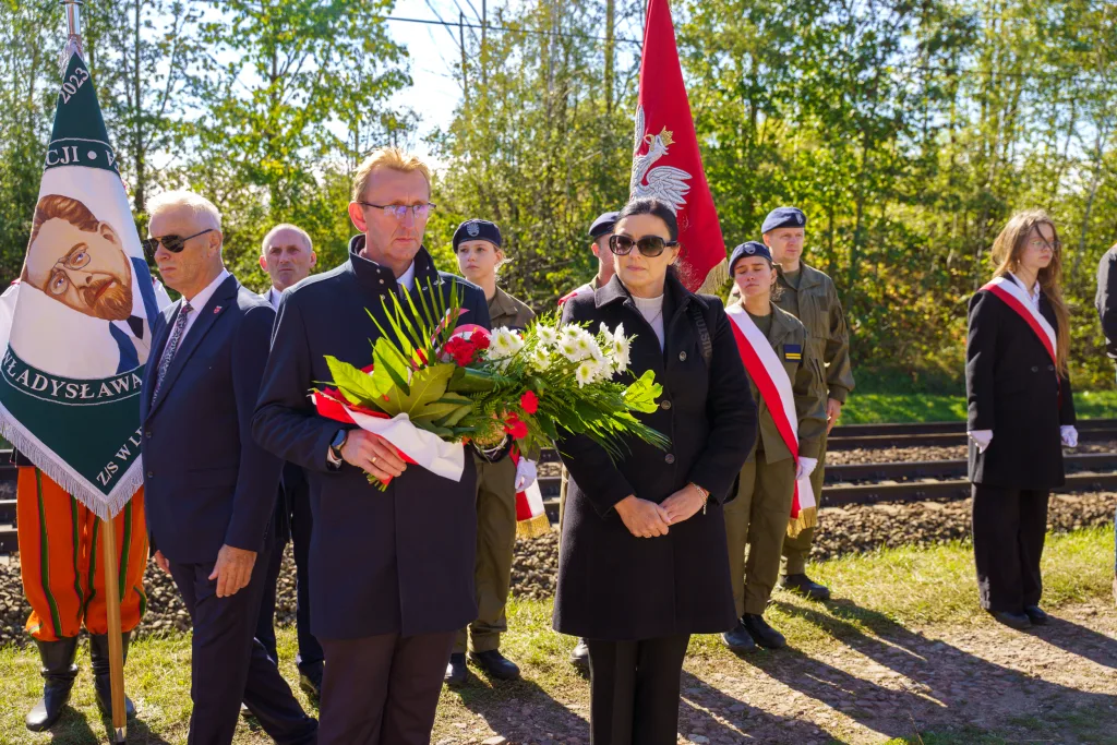 na terenie powiatu skierniewickiego uroczyste odsloniecie pomnika reymonta w lipcach reymontowskich 57 z 58