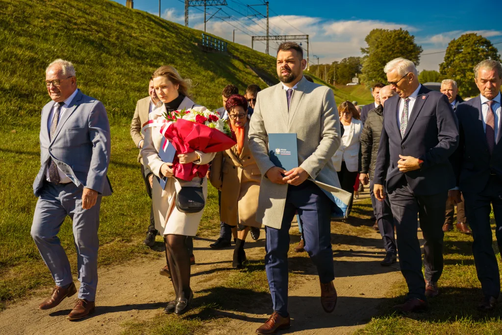 na terenie powiatu skierniewickiego uroczyste odsloniecie pomnika reymonta w lipcach reymontowskich 8 z 58