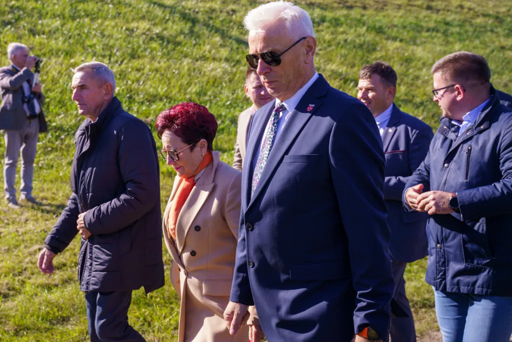 Pomnik Reymonta odsłonięty w Lipcach – zdjęcia z wydarzenia 39 na terenie powiatu skierniewickiego uroczyste odsloniecie pomnika reymonta w lipcach reymontowskich 9 z 58