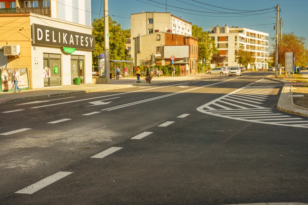 Ulica Reymonta w Skierniewicach po remoncie – nowa nawierzchnia i miejsca przy CKiS