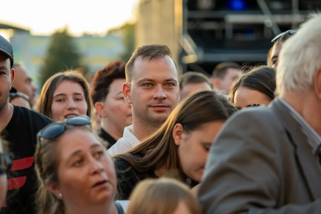 Julya & Bracia Gruz, Blanka, Poparzeni Kawą Trzy, Oskar Cyms i Ich Troje zamknęli 48. Skierniewickie Święto Kwiatów, Owoców i Warzyw – zobacz galerię! 37 zdjecia swieto kwiatow 2025 blanka poparzeni kawa trzy oskar cyms ich troje 18 z 49