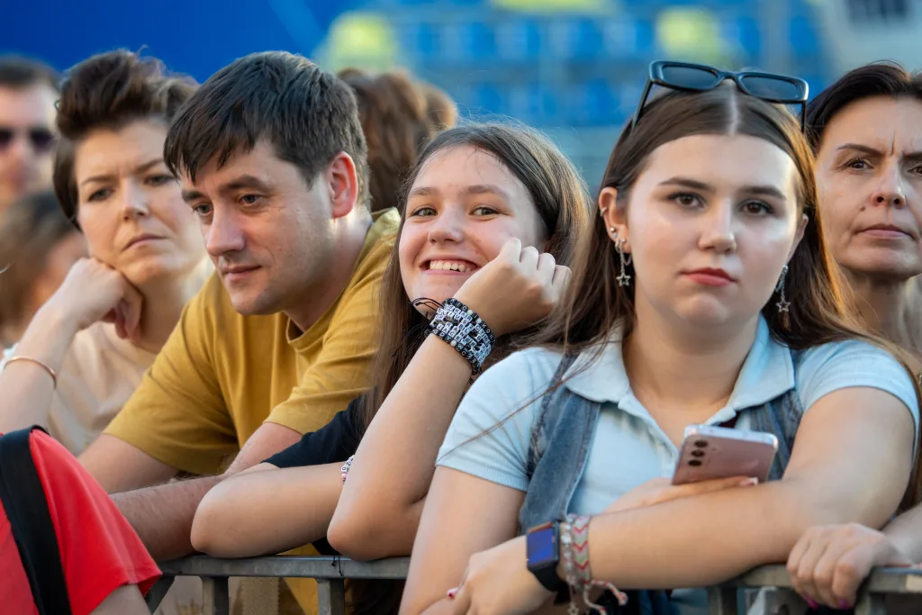 Julya & Bracia Gruz, Blanka, Poparzeni Kawą Trzy, Oskar Cyms i Ich Troje zamknęli 48. Skierniewickie Święto Kwiatów, Owoców i Warzyw – zobacz galerię! 38 zdjecia swieto kwiatow 2025 blanka poparzeni kawa trzy oskar cyms ich troje 19 z 49