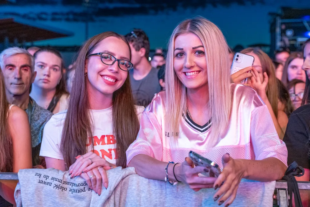 Julya & Bracia Gruz, Blanka, Poparzeni Kawą Trzy, Oskar Cyms i Ich Troje zamknęli 48. Skierniewickie Święto Kwiatów, Owoców i Warzyw – zobacz galerię! 38 zdjecia swieto kwiatow 2025 blanka poparzeni kawa trzy oskar cyms ich troje 25 z 49
