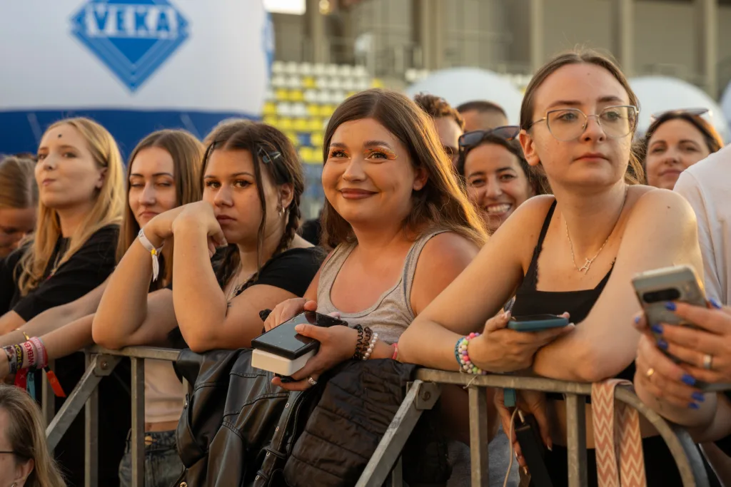 Julya & Bracia Gruz, Blanka, Poparzeni Kawą Trzy, Oskar Cyms i Ich Troje zamknęli 48. Skierniewickie Święto Kwiatów, Owoców i Warzyw – zobacz galerię! 33 zdjecia swieto kwiatow 2025 blanka poparzeni kawa trzy oskar cyms ich troje 7 z 49