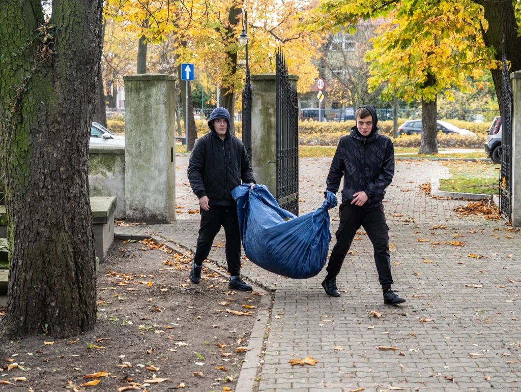 Skierniewice: Sprzątanie cmentarzy przed Wszystkimi Świętymi. Uczniowie i społecznicy porządkują zapomniane groby 33 571360688 1251754256971656 1059288621291383609 n
