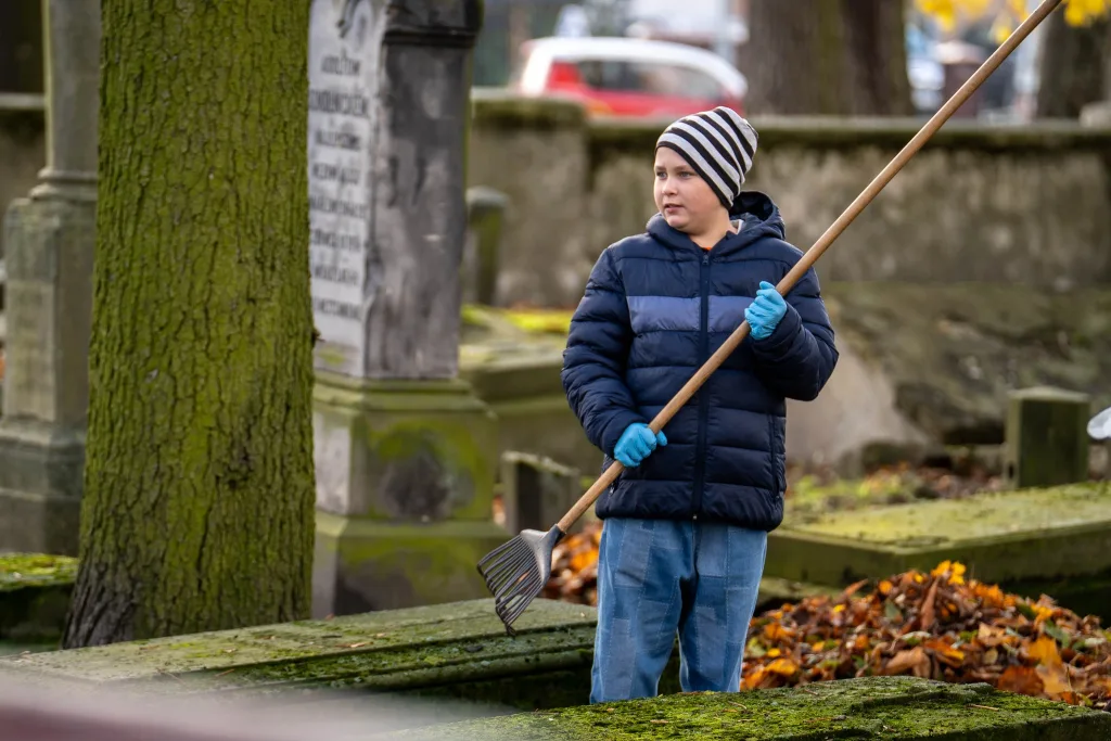 Skierniewice: Sprzątanie cmentarzy przed Wszystkimi Świętymi. Uczniowie i społecznicy porządkują zapomniane groby 33 571784241 1251754783638270 4515999246748657102 n