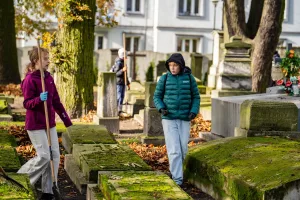 Skierniewice: Sprzątanie cmentarzy przed Wszystkimi Świętymi. Uczniowie i społecznicy porządkują zapomniane groby 11 571796767 1251754250304990 3218140066330001311 n