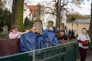 Skierniewice: Sprzątanie cmentarzy przed Wszystkimi Świętymi. Uczniowie i społecznicy porządkują zapomniane groby 10 571988866 1251754983638250 4747410992640592229 n