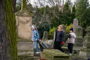 Skierniewice: Sprzątanie cmentarzy przed Wszystkimi Świętymi. Uczniowie i społecznicy porządkują zapomniane groby 9 572021078 1251754990304916 6014507443282112999 n