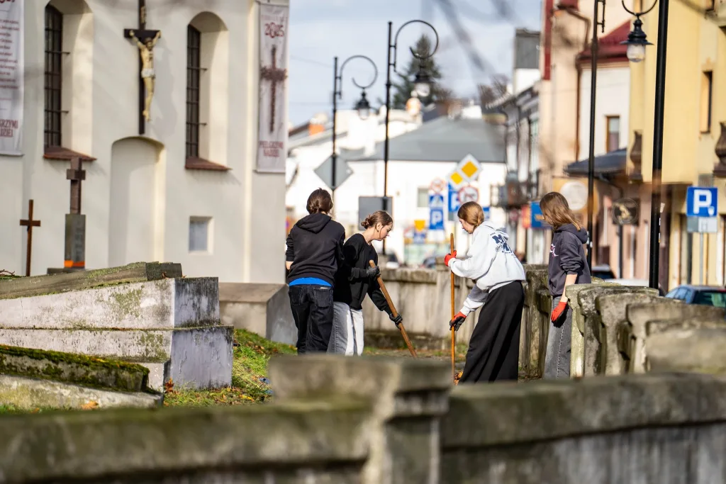 Skierniewice: Sprzątanie cmentarzy przed Wszystkimi Świętymi. Uczniowie i społecznicy porządkują zapomniane groby 33 572069780 1251755140304901 9079050552416961460 n