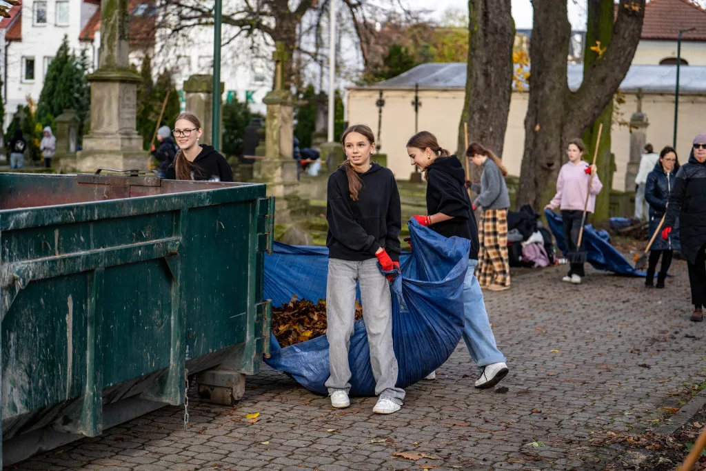 Skierniewice: Sprzątanie cmentarzy przed Wszystkimi Świętymi. Uczniowie i społecznicy porządkują zapomniane groby 37 572867232 1251754243638324 913422263524390179 n