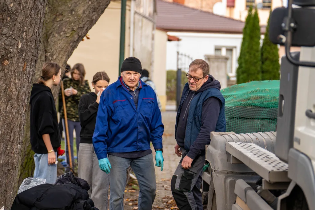 Skierniewice: Sprzątanie cmentarzy przed Wszystkimi Świętymi. Uczniowie i społecznicy porządkują zapomniane groby 37 573001364 1251754733638275 2461276754315564894 n