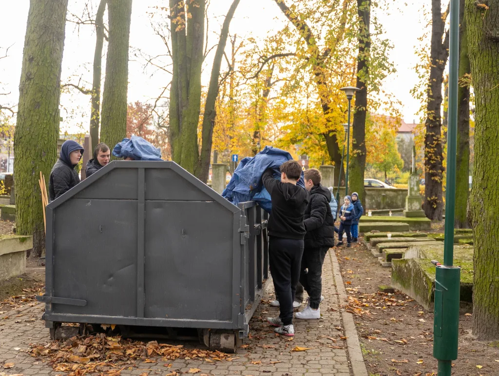 Skierniewice: Sprzątanie cmentarzy przed Wszystkimi Świętymi. Uczniowie i społecznicy porządkują zapomniane groby 37 573282557 1251754506971631 7641341990934786383 n