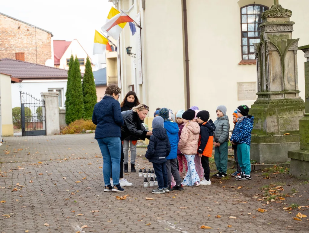 Skierniewice: Sprzątanie cmentarzy przed Wszystkimi Świętymi. Uczniowie i społecznicy porządkują zapomniane groby 37 574275724 1251754503638298 898941681224129131 n