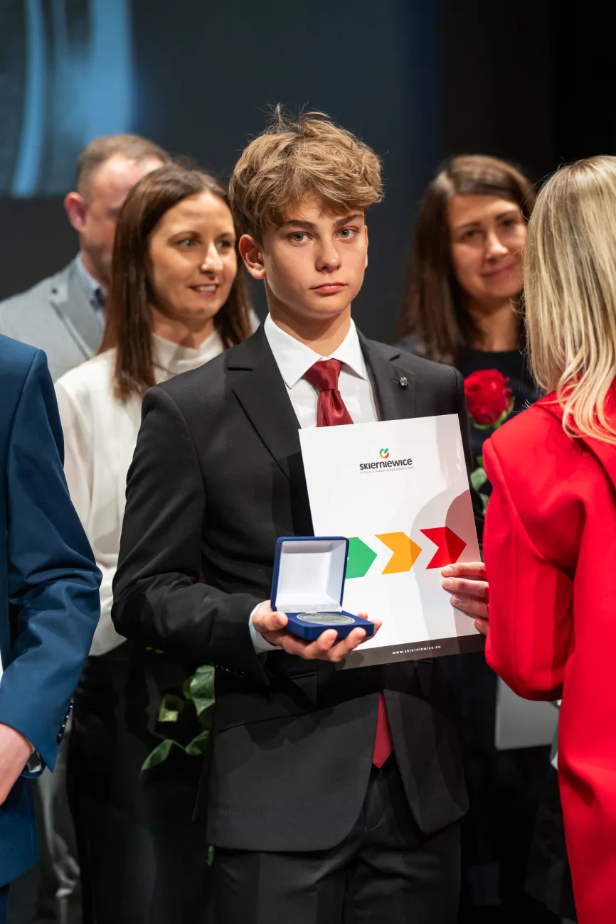 Ponad 250 uczniów wyróżnionych. Tura II - kolejne wręczenia stypendiów 33 574370124 1680771109926716 5189057878123532228 n