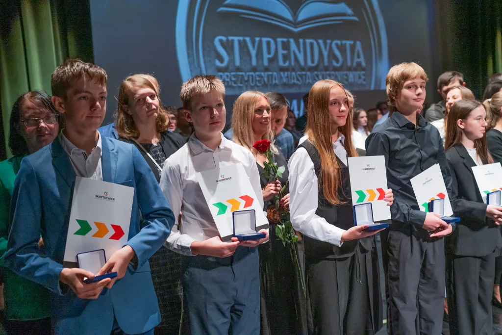 Ponad 250 uczniów wyróżnionych. Tura II - kolejne wręczenia stypendiów 33 574394747 1680772249926602 717899964530398548 n