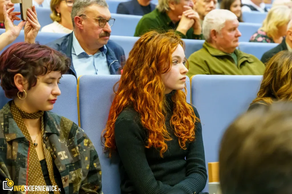 Pełna Aula przywitała Andrzeja Dudę. Zobaczcie FOTO i co powiedział Prezydent lokalnym mediom 33 andrzej duda w skierniewicach rozmowa po spotkaniu w auli ans 34 z 40 1024x683 watermarked large