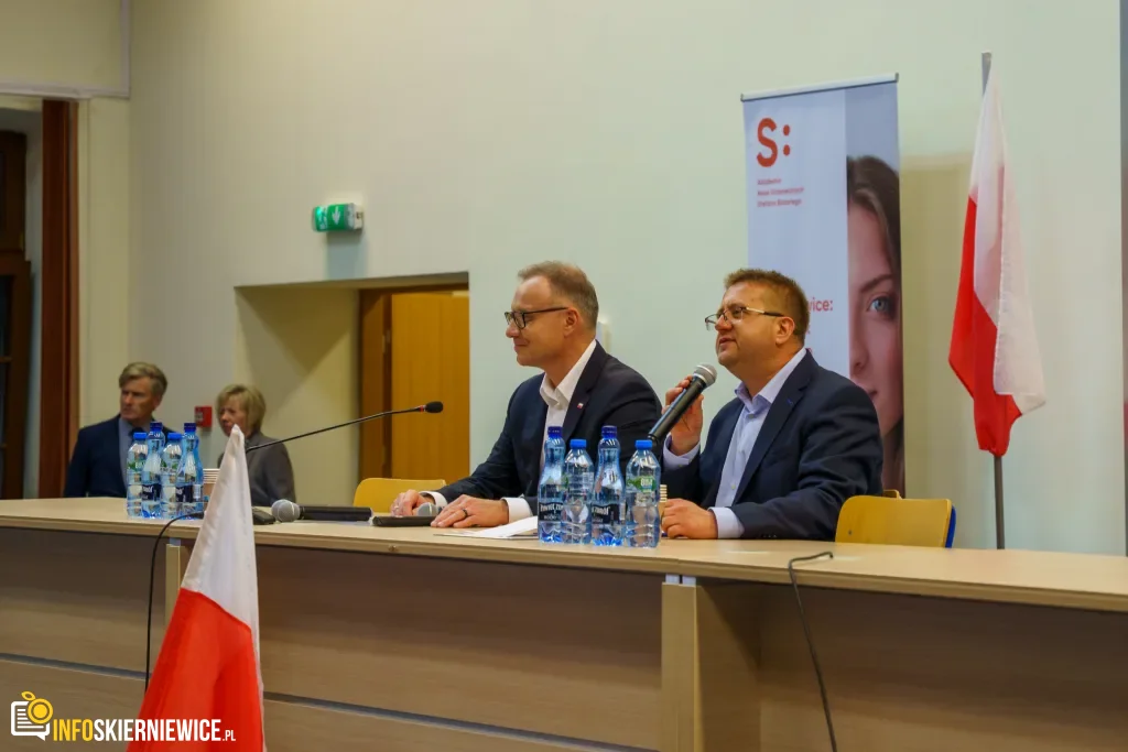 Pełna Aula przywitała Andrzeja Dudę. Zobaczcie FOTO i co powiedział Prezydent lokalnym mediom 33 andrzej duda w skierniewicach rozmowa po spotkaniu w auli ans 35 z 40 1024x683 watermarked large