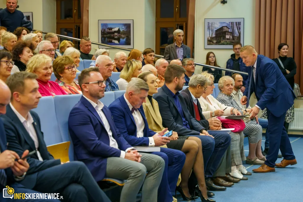 Pełna Aula przywitała Andrzeja Dudę. Zobaczcie FOTO i co powiedział Prezydent lokalnym mediom 38 andrzej duda w skierniewicach rozmowa po spotkaniu w auli ans 36 z 40 1024x683 watermarked large