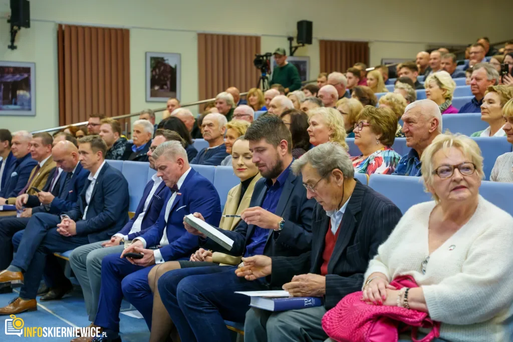 Pełna Aula przywitała Andrzeja Dudę. Zobaczcie FOTO i co powiedział Prezydent lokalnym mediom 33 andrzej duda w skierniewicach rozmowa po spotkaniu w auli ans 38 z 40 1024x683 watermarked large