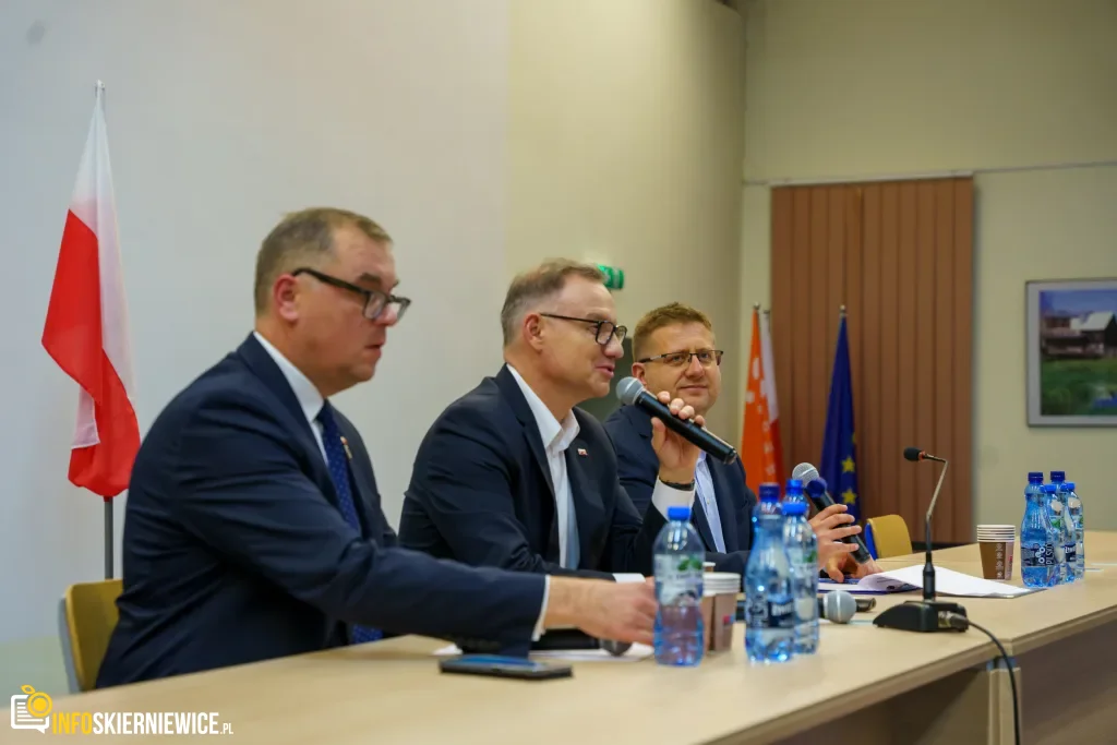 Pełna Aula przywitała Andrzeja Dudę. Zobaczcie FOTO i co powiedział Prezydent lokalnym mediom 33 andrzej duda w skierniewicach rozmowa po spotkaniu w auli ans 39 z 40 1024x683 watermarked large