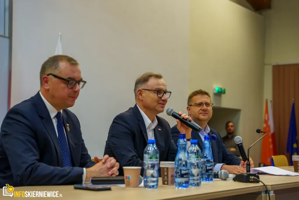 Pełna Aula przywitała Andrzeja Dudę. Zobaczcie FOTO i co powiedział Prezydent lokalnym mediom 38 andrzej duda w skierniewicach rozmowa po spotkaniu w auli ans 40 z 40 1024x683 watermarked large