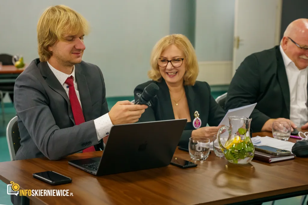 na terenie xiv sesja rady miasta skierniewice 9 pazdziernika 2025 r powiatu skierniewickiego uroczyste odsloniecie pomnika reymonta w lipcach reymontowskich 10 z 25