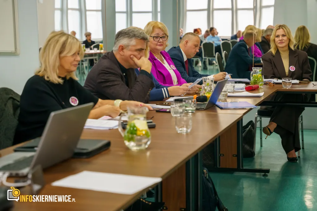 na terenie xiv sesja rady miasta skierniewice 9 pazdziernika 2025 r powiatu skierniewickiego uroczyste odsloniecie pomnika reymonta w lipcach reymontowskich 11 z 25