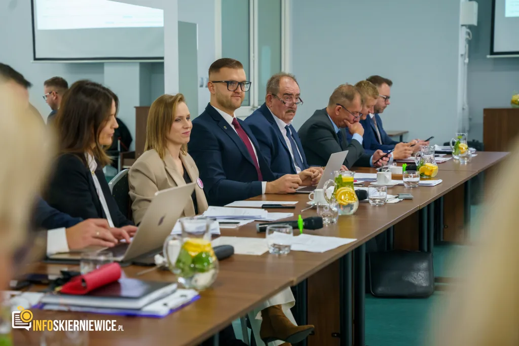 XIV sesja Rady Miasta Skierniewice 37 na terenie xiv sesja rady miasta skierniewice 9 pazdziernika 2025 r powiatu skierniewickiego uroczyste odsloniecie pomnika reymonta w lipcach reymontowskich 12 z 25