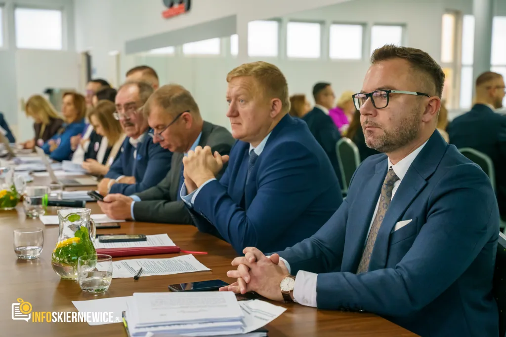 na terenie xiv sesja rady miasta skierniewice 9 pazdziernika 2025 r powiatu skierniewickiego uroczyste odsloniecie pomnika reymonta w lipcach reymontowskich 13 z 25
