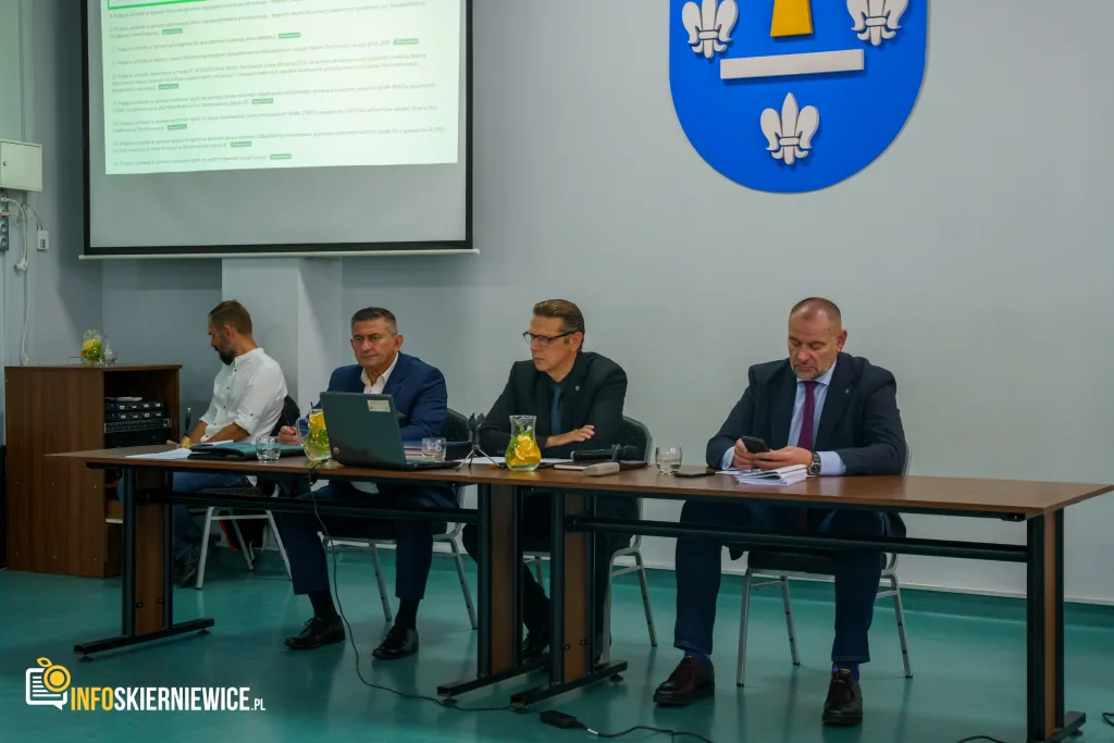na terenie xiv sesja rady miasta skierniewice 9 pazdziernika 2025 r powiatu skierniewickiego uroczyste odsloniecie pomnika reymonta w lipcach reymontowskich 2 z 25