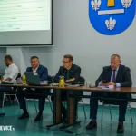 na terenie xiv sesja rady miasta skierniewice 9 pazdziernika 2025 r powiatu skierniewickiego uroczyste odsloniecie pomnika reymonta w lipcach reymontowskich 2 z 25