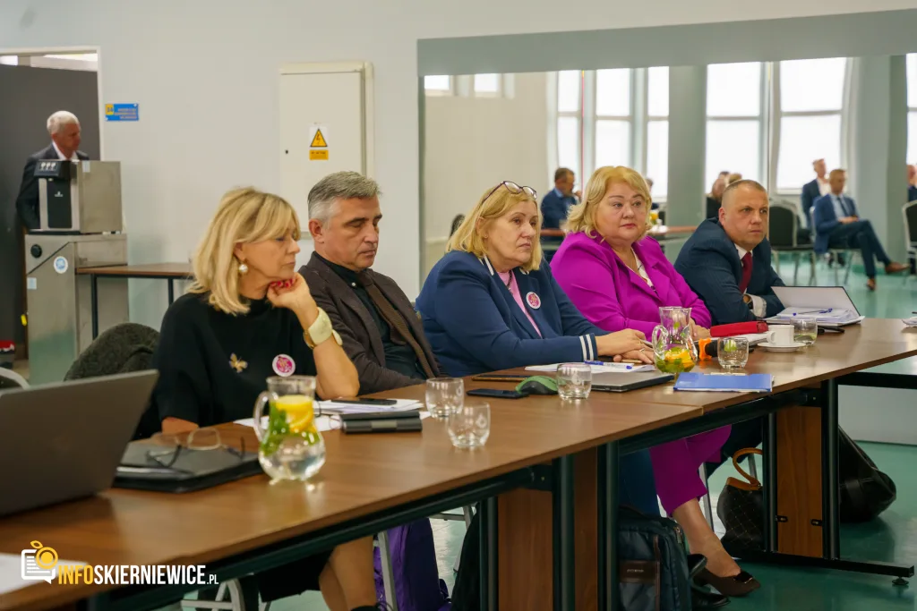 XIV sesja Rady Miasta Skierniewice 38 na terenie xiv sesja rady miasta skierniewice 9 pazdziernika 2025 r powiatu skierniewickiego uroczyste odsloniecie pomnika reymonta w lipcach reymontowskich 22 z 25