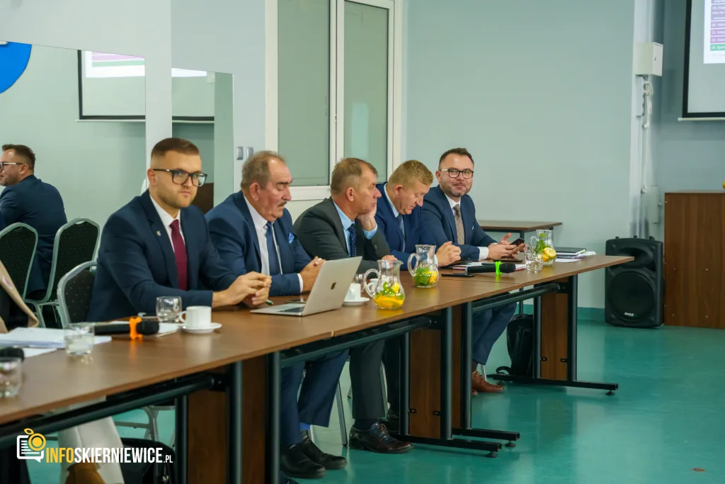 na terenie xiv sesja rady miasta skierniewice 9 pazdziernika 2025 r powiatu skierniewickiego uroczyste odsloniecie pomnika reymonta w lipcach reymontowskich 24 z 25