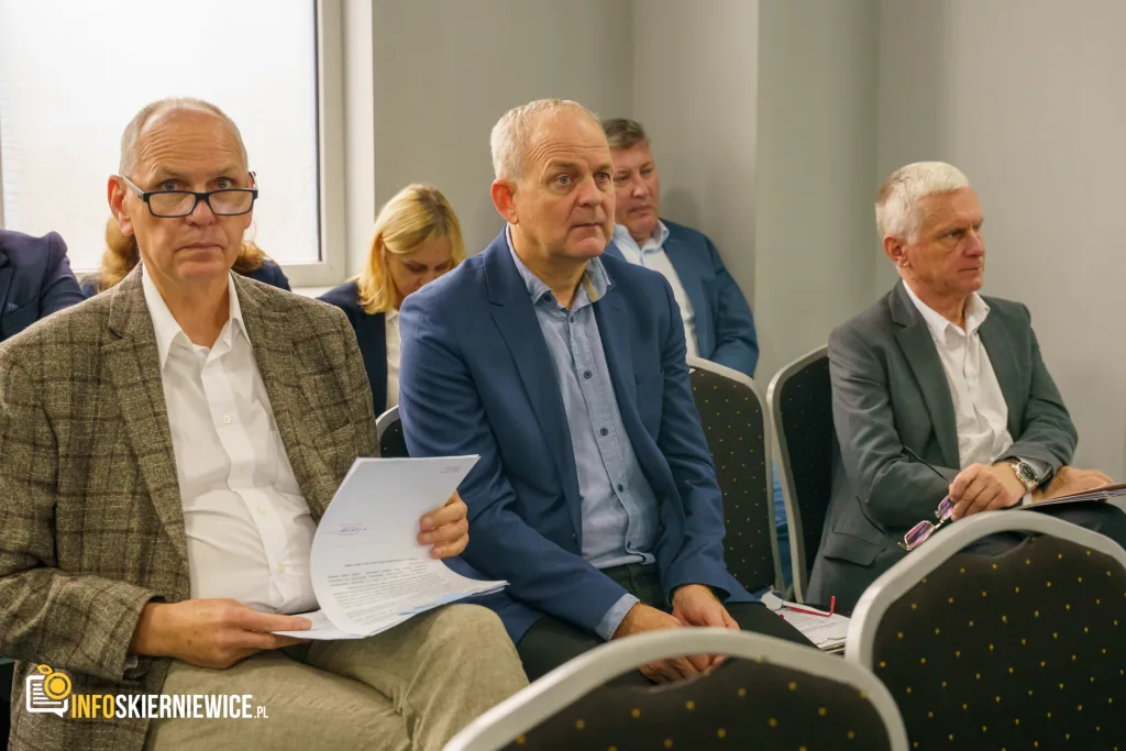 XIV sesja Rady Miasta Skierniewice 35 na terenie xiv sesja rady miasta skierniewice 9 pazdziernika 2025 r powiatu skierniewickiego uroczyste odsloniecie pomnika reymonta w lipcach reymontowskich 4 z 25