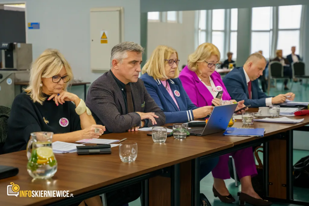 XIV sesja Rady Miasta Skierniewice 34 na terenie xiv sesja rady miasta skierniewice 9 pazdziernika 2025 r powiatu skierniewickiego uroczyste odsloniecie pomnika reymonta w lipcach reymontowskich 6 z 25