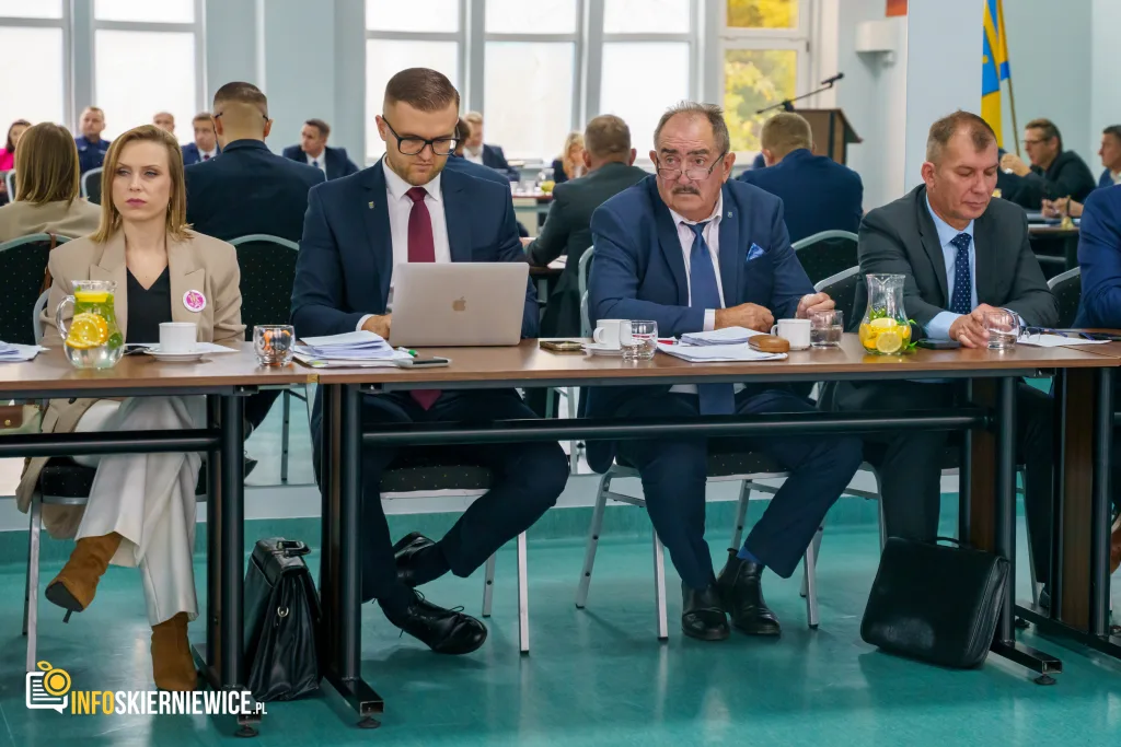na terenie xiv sesja rady miasta skierniewice 9 pazdziernika 2025 r powiatu skierniewickiego uroczyste odsloniecie pomnika reymonta w lipcach reymontowskich 9 z 25