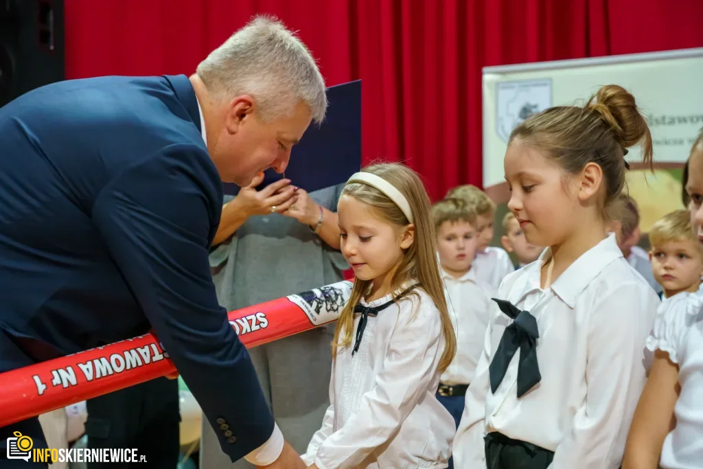 Pasowanie na ucznia w SP nr 1 w Skierniewicach - pierwszoklasiści dołączyli do społeczności szkoły 37 pasowanie na ucznia w sp nr 1 w skierniewicach pierwszoklasisci dolaczyli do spolecznosci szkoly 1 1 z 11 1024x683 watermarked large