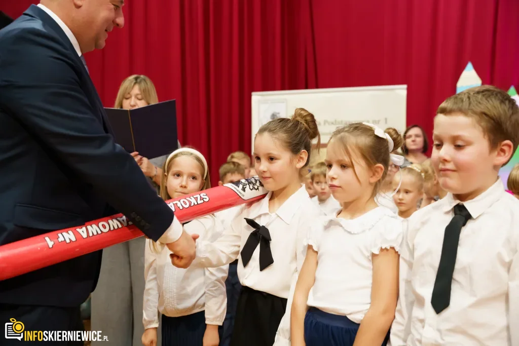 Pasowanie na ucznia w SP nr 1 w Skierniewicach - pierwszoklasiści dołączyli do społeczności szkoły 37 pasowanie na ucznia w sp nr 1 w skierniewicach pierwszoklasisci dolaczyli do spolecznosci szkoly 1 2 z 11 1024x683 watermarked large