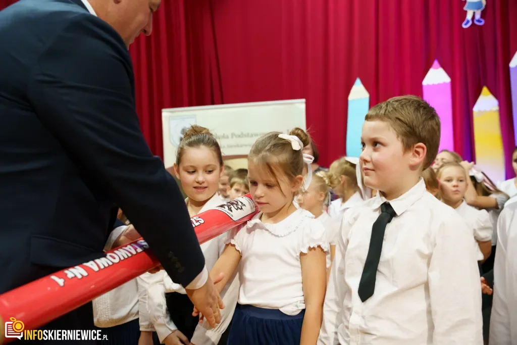 Pasowanie na ucznia w SP nr 1 w Skierniewicach - pierwszoklasiści dołączyli do społeczności szkoły 33 pasowanie na ucznia w sp nr 1 w skierniewicach pierwszoklasisci dolaczyli do spolecznosci szkoly 1 3 z 11 1024x683 watermarked large