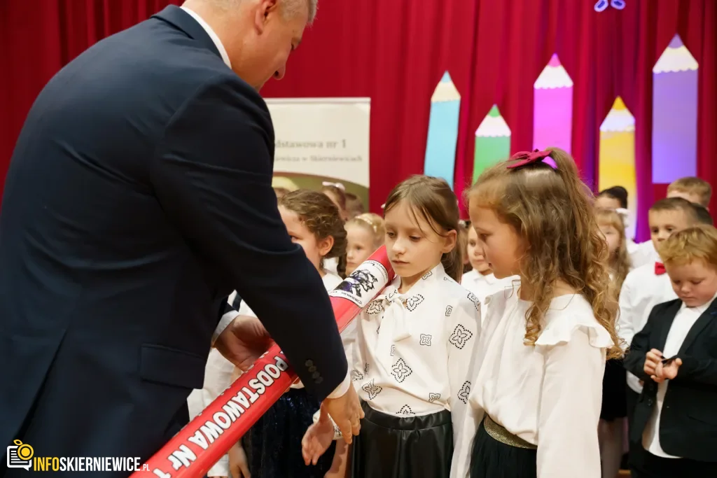 Pasowanie na ucznia w SP nr 1 w Skierniewicach - pierwszoklasiści dołączyli do społeczności szkoły 35 pasowanie na ucznia w sp nr 1 w skierniewicach pierwszoklasisci dolaczyli do spolecznosci szkoly 115 z 134 1024x683 watermarked large