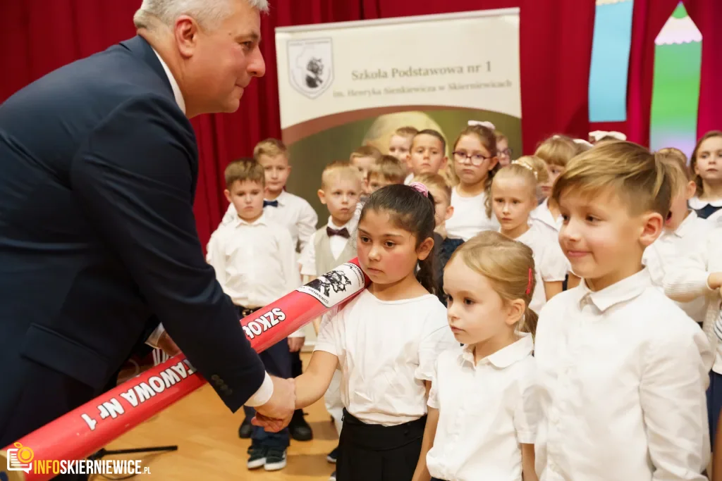 Pasowanie na ucznia w SP nr 1 w Skierniewicach - pierwszoklasiści dołączyli do społeczności szkoły 35 pasowanie na ucznia w sp nr 1 w skierniewicach pierwszoklasisci dolaczyli do spolecznosci szkoly 117 z 134 1024x683 watermarked large