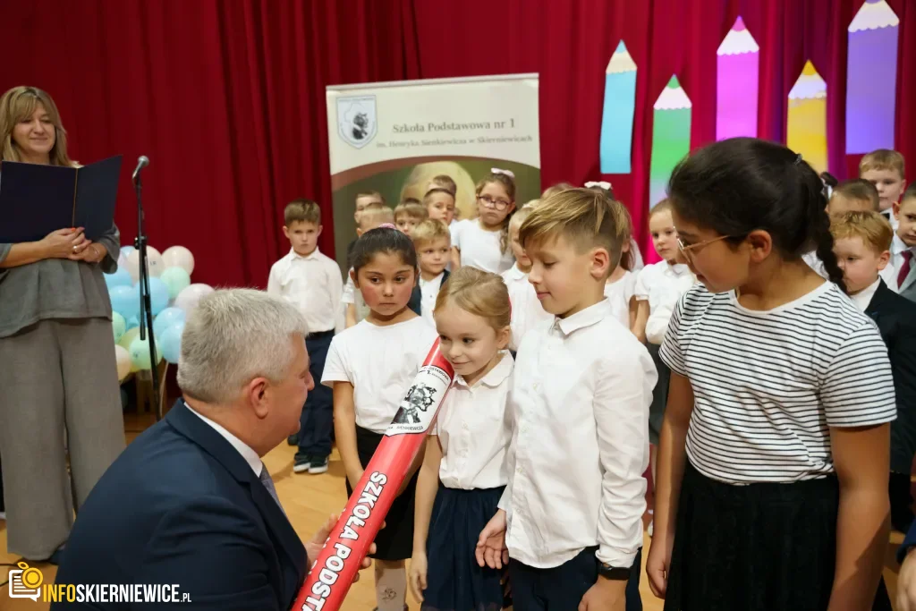 Pasowanie na ucznia w SP nr 1 w Skierniewicach - pierwszoklasiści dołączyli do społeczności szkoły 33 pasowanie na ucznia w sp nr 1 w skierniewicach pierwszoklasisci dolaczyli do spolecznosci szkoly 118 z 134 1024x683 watermarked large