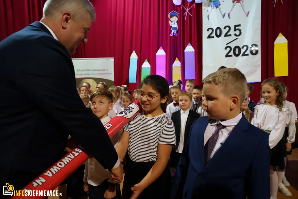 Pasowanie na ucznia w SP nr 1 w Skierniewicach - pierwszoklasiści dołączyli do społeczności szkoły 36 pasowanie na ucznia w sp nr 1 w skierniewicach pierwszoklasisci dolaczyli do spolecznosci szkoly 121 z 134 1024x683 watermarked large