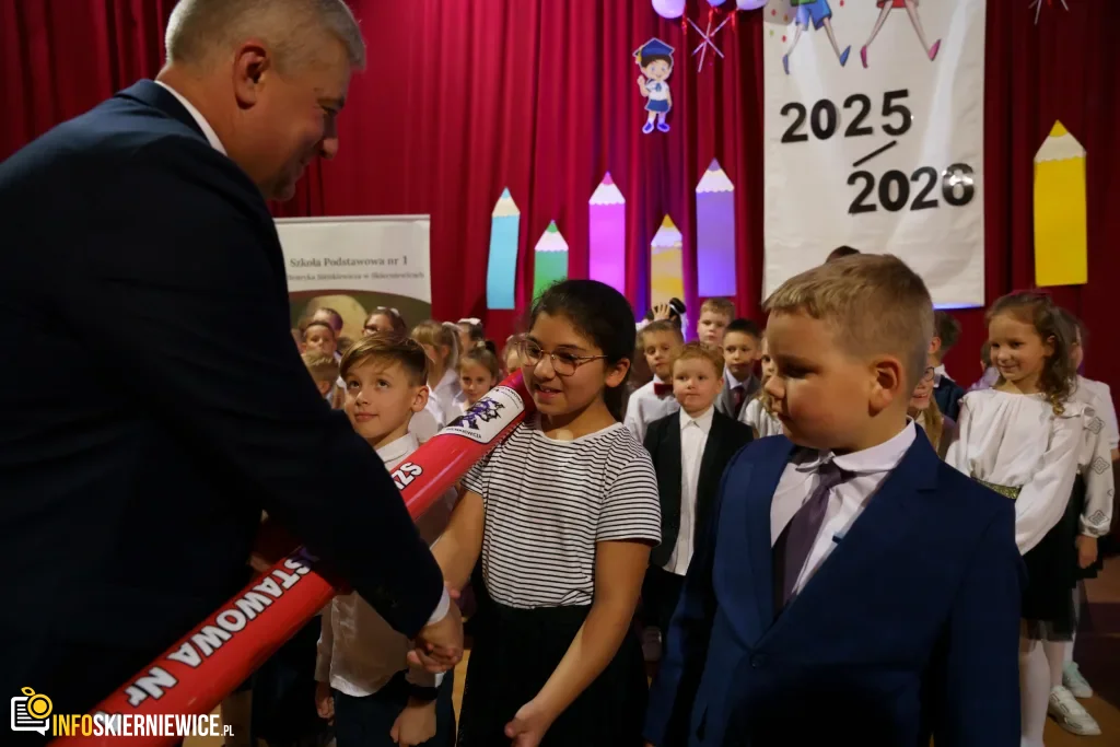 Pasowanie na ucznia w SP nr 1 w Skierniewicach - pierwszoklasiści dołączyli do społeczności szkoły 33 pasowanie na ucznia w sp nr 1 w skierniewicach pierwszoklasisci dolaczyli do spolecznosci szkoly 122 z 134 1024x683 watermarked large