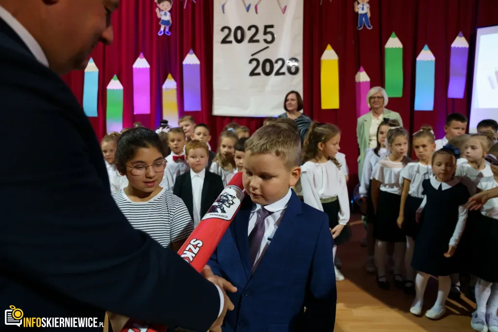 Pasowanie na ucznia w SP nr 1 w Skierniewicach - pierwszoklasiści dołączyli do społeczności szkoły 36 pasowanie na ucznia w sp nr 1 w skierniewicach pierwszoklasisci dolaczyli do spolecznosci szkoly 123 z 134 1024x683 watermarked large